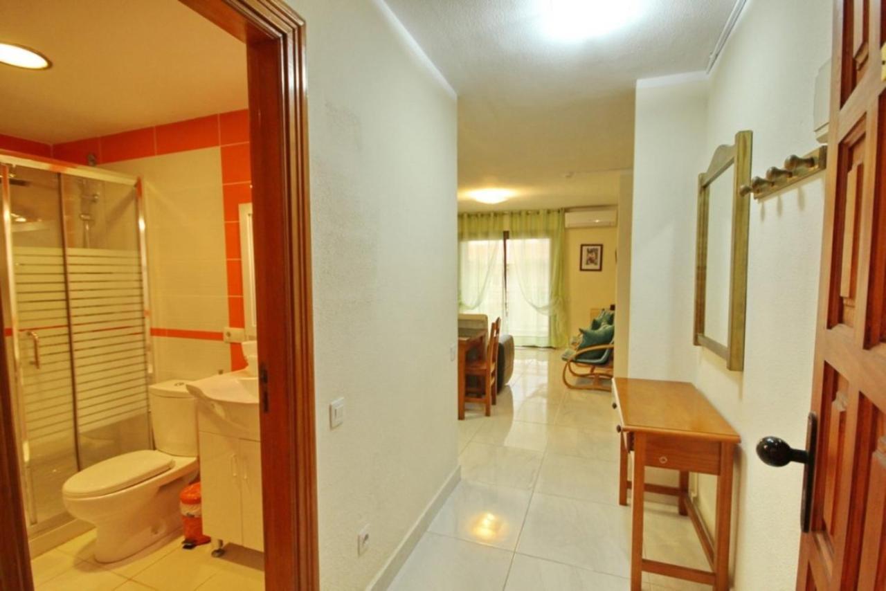 Two Bedroom Apartment In Beachfront Complex With Pool In Playa De Las Americas. Eksteriør billede