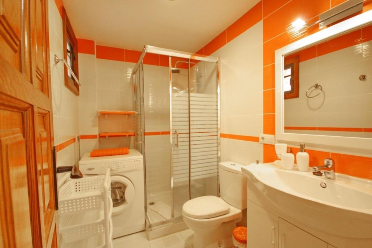 Two Bedroom Apartment In Beachfront Complex With Pool In Playa De Las Americas. Eksteriør billede