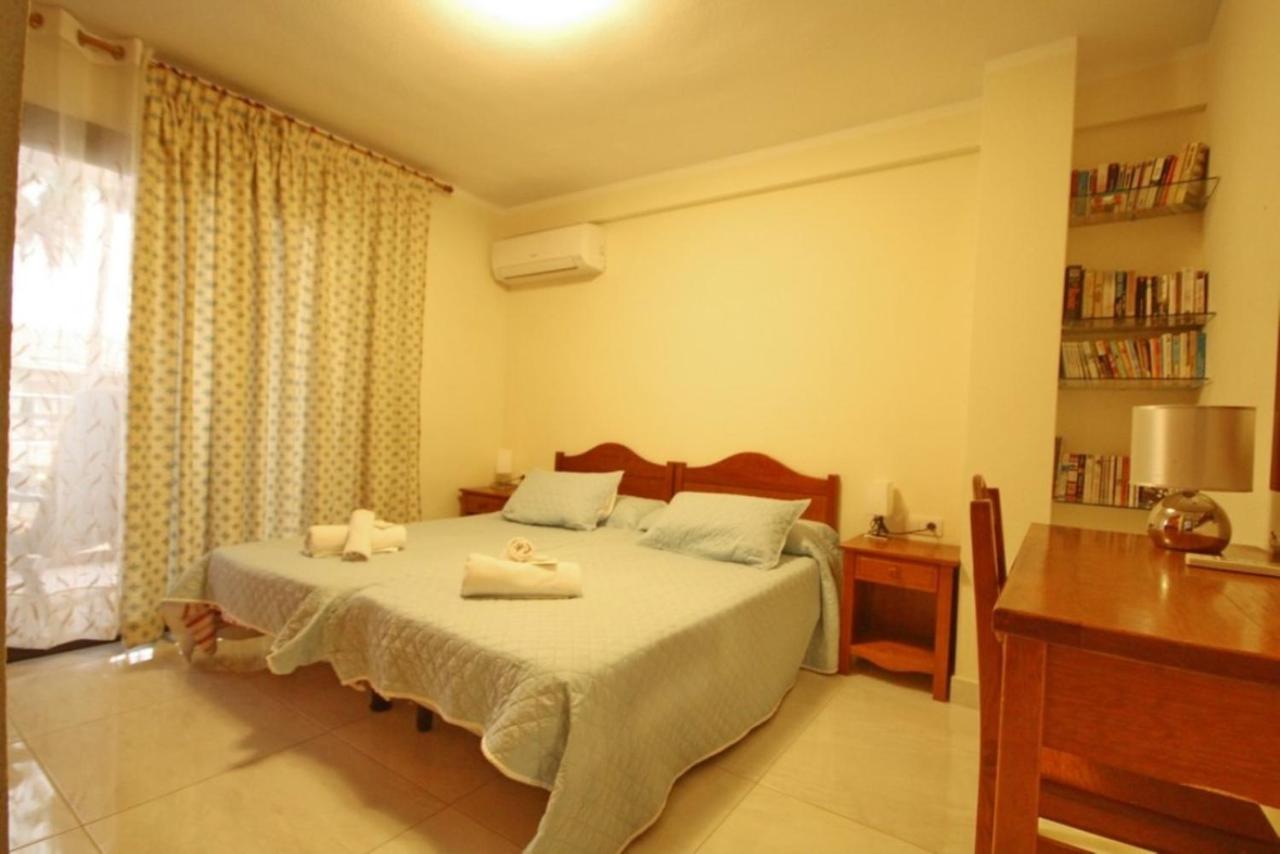 Two Bedroom Apartment In Beachfront Complex With Pool In Playa De Las Americas. Eksteriør billede